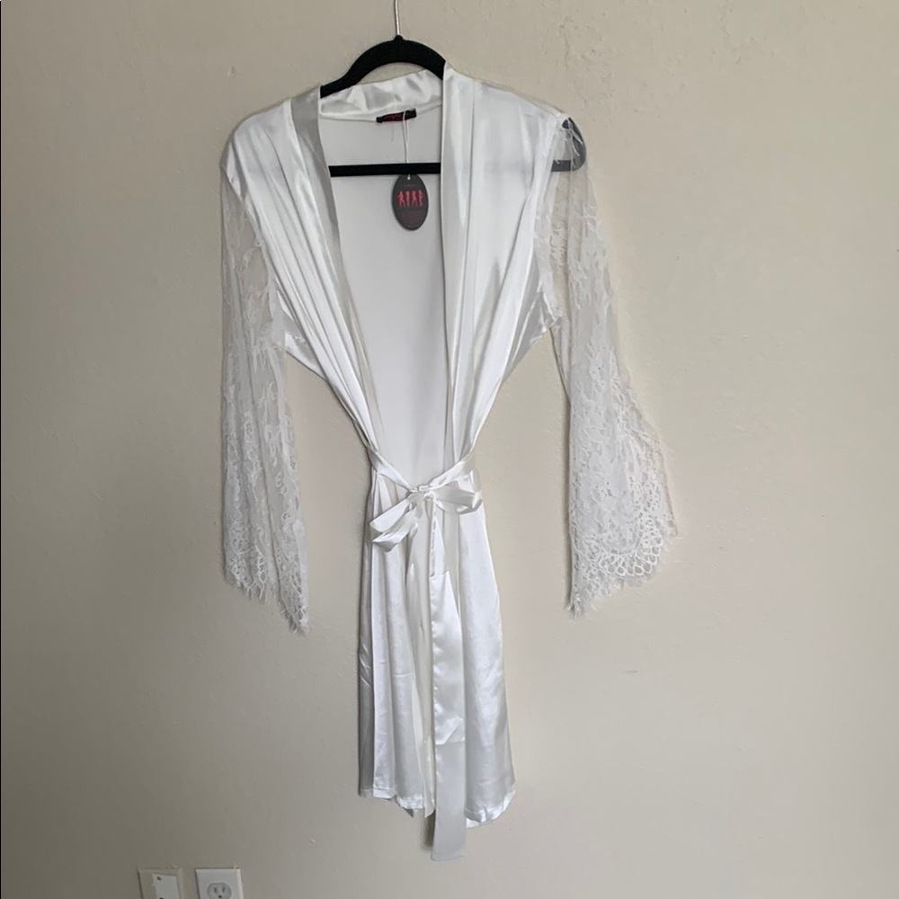 Luxurious White Lace Sleeve Robe